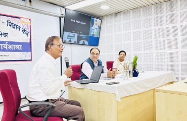 मुख्य अतिथि श्री हरिराम पंसारी ने कार्यशाला में हिंदी के सरल, सहज और सटीक प्रयोग, यूनिकोड के महत्व तथा सरकारी कार्यों में हिंदी के सतत उपयोग की आवश्यकता पर विस्तार से विचार साझा किए ।