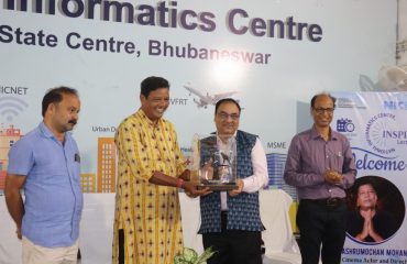 श्री अश्रु मोचन मोहंती को सम्मान स्वरूप उपहार भेंट करते हुए डॉ. अशोक कुमार होता, डीडीजी एवं एसआईओ।