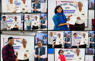 हिंदी भाषा (नियमित) प्रवीण परीक्षा में सफल प्रतिभागी को प्रमाणपत्र प्रदान करते हुए मुख्य अतिथि ।