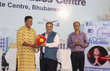 Shri Ashru Mochan Mohanty, being felicitated with a bouquet by Dr. Ashok Kumar Hota, DDG & SIO