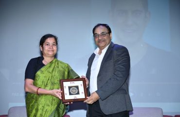 माननीया अतिथि सुश्री मधुस्मिता साहू, आईएएस, अतिरिक्त सचिव, राजस्व एवं आपदा प्रबंधन विभाग को सम्मान स्वरूप स्मृति चिह्न भेंट करते हुए डॉ. अशोक कुमार होता, डीडीजी एवं एसआईओ, एनआईसी भुवनेश्वर।