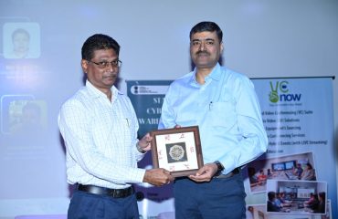 Shri Ch. Bijoya Kumar Das, DDG and Head, NIU, Bhubaneswar presenting token of gratitude to Shri Pardeep Kumar Kaushal, Senior Director (IT), NIC HQ.