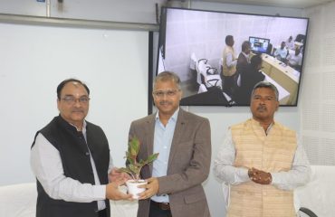 Dr. Ashok Kumar Hota, DDG & SIO, NIC Odisha presenting sapling to Shri Debabrata Nayak, CTO, Digital India Corporation and Director, NeGD.