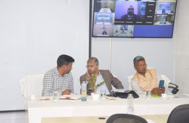 कार्यशाला के दौरान विचार-विमर्श और चर्चा करते हुए अधिकारीगण |