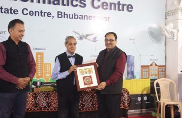 श्री अनुपम बोस को आभार का प्रतीक स्वरूप सम्मानित करते हुए एनआईसी ओड़िशा के डी. डी. जी. एवं एस. आई. ओ. डॉ. अशोक कुमार होता |