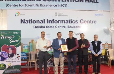 Dr. Pabitrananda Patnaik, DDG & ASIO honouring Shri Badri Narayan Mishra with token of gratitude.