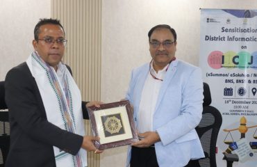 श्री अविनाश कुमार, आईपीएस, पुलिस महानिरीक्षक एवं निदेशक, एससीआरबी को स्मृति चिन्ह भेंट करते हुएएनआईसी ओड़िशा के डीडीजी एवं एसआईओ डॉ अशोक कुमार होता।