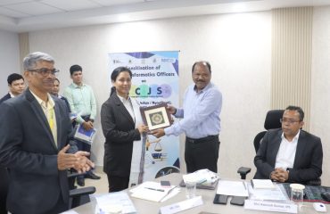 Shri Malaya Kumar Das, Scientist-F, presenting a token of gratitude to Ms. Parul Gupta, IPS, DIG (Computer), SCRB.