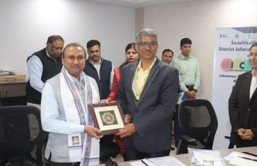 एनआईसी मुख्यालय के वरिष्ठ निदेशक (आईटी) श्री दीपक कुमार को स्मृति चिन्ह भेंट करते हुएश्री शिव प्रसाद दास, वैज्ञानिक-एफ ।