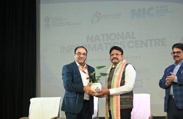 Dr. Ashok Kumar Hota, DDG & SIO, NIC Odisha, presenting a sapling to Dr. Mukesh Mahaling, Hon’ble Minister for Electronics & IT, Odisha.