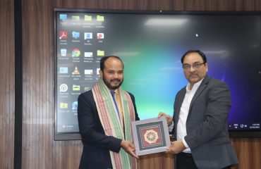 उच्च न्यायालय के सिस्टम अधिकारी श्री अशोक मलिक को स्मृति-चिह्न भेंट करते हुए एनआईसी ओड़िशा के डी. डी. जी. एवं एस. आई. ओ. डॉ. अशोक कुमार होता |