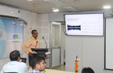 तकनीक का उपयोग करके कार्यालय के दैनिक कार्यों में हिंदी को प्रभावी ढंग से लागू करने की प्रस्तुति देते हुए श्री किरण चांद सामंतराय, वैज्ञानिक -एफ |