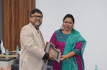 ओड़िशा न्यायिक अकादमी के अतिरिक्त निदेशक श्री अकांक्षित मिश्र को स्मृति-चिह्न भेंट करती हुई सुश्री इतिश्री नंद, वैज्ञानिक-ई ।