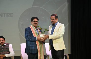 डॉ. प्रदीप कुमार राउत, ओ. ए. एस (एस. एस. ),सी. ई. ओ., ओ. सी. ए. सी. को पौधा भेंट करते हुए डॉ. पवित्रानंद पट्टनायक, डी. डी. जी. एवं ए. एस. आई. ओ.।