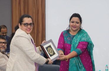 ओड़िशा न्यायिक अकादमी की उप निदेशक श्रीमती स्वप्ना सागरिका मिश्र को स्मृति-चिह्न भेंट करती हुई सुश्री इतिश्री नंद, वैज्ञानिक-ई।