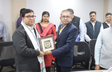 एनआईसी मुख्यालय के संयुक्त निदेशक (आईटी) श्री रंजन कुमार, को स्मृति चिन्ह भेंट करते हुए श्री अक्षय मिश्र, वैज्ञानिक-ई ।