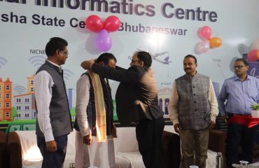 Dr. Ashok Kumar Hota, DDG & SIO, NIC Odisha, offering “Uttriya” to the Chief Guest as a mark of honour.