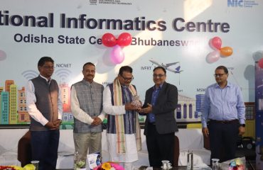 Dr. Ashok Kumar Hota, DDG & SIO, NIC Odisha, presenting a token of gratitude to Hon’ble Member of Parliament, Jajpur Constituency, Dr. R. N. Behera.