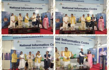 एनआईसी ओड़िशा के वरिष्ठ अधिकारियों द्वारा सम्मानित अतिथियों को आभार स्वरूप स्मृति-चिह्न भेंट किया गया।