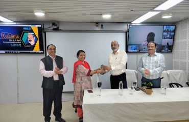 सुश्री स्निग्धा आचार्य, उप महानिदेशक, एनआईयू भुवनेश्वर द्वारा माननीय अतिथि को आभार स्वरूप स्मृति-चिह्न भेंट करते हुए।