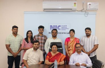 श्रीमती सुजाता दास, वरिष्ठ निदेशक (आईटी) का अपने टीम सदस्यों के साथ सेवानिवृत्ति के अवसर पर समूह फोटो।