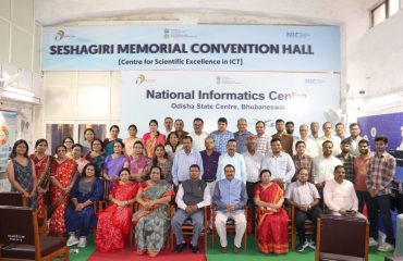 सेवानिवृत्ति समारोह के दौरान समूह फोटो।