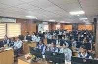 छात्र ध्यानपूर्वक विशेषज्ञों के व्याख्यान सुनते हुए ।