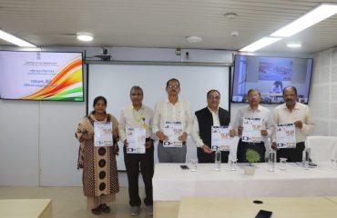 गणमान्य अतिथियों द्वारा 'द असेंडर' (एनआईसी ओडिशा की मासिक पत्रिका) का हिंदी संस्करण जारी किया गया।