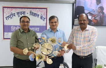 The distinguished guest was felicitated with a token of appreciation in recognition of his valuable contribution.