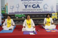 मास्टर ट्रेनरों ने योगाभ्यास का प्रदर्शन करते हुए प्रतिभागियों का मार्गदर्शन किया।
