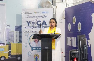 Ms. Itishree Nanda, Director (IT) and Master Trainer, delivering the keynote address on the importance of yoga in promoting physical and mental well-being.