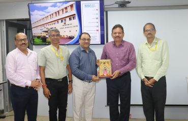 Dr. Ashok Kumar Hota, DDG & SIO, presenting a memento to Dr. Rajesh Kumar Pathak, DDG & State Coordinator.