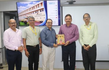 डॉ. अशोक कुमार होता, उप महानिदेशक एवं राज्य सूचना विज्ञान अधिकारी (DDG एवं SIO), द्वारा डॉ. राजेश कुमार पाठक, उप महानिदेशक एवं राज्य समन्वयक, को स्मृति-चिह्न भेंट किया गया।