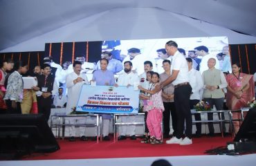 Under the taluka-wise program of the Cataract-Free Wardha Campaign, passbooks worth Rs. 25,000 were distributed to the Kisan Vikas Patra Yojana approved girl students studying in classes 5 to 10 in Wardha taluka.
