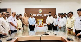 सोलापूर जिल्हा परिषदेत भारत रत्न डाॅ. बाबासाहेब आंबेडकर यांचे महापरिनिर्वाण दिना निमित्त अभिवादन करणेत आले