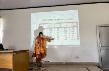 Dr Salma Lone Giving Tutorial on Hindi Varnmala to Staff and Students of CRC Srinagar