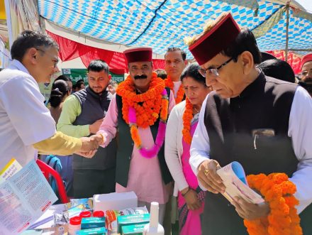 मुख्य अतिथि द्वारा पशुपालन विभाग के स्टाल का अवलोकन