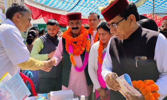 मुख्य अतिथि द्वारा पशुपालन विभाग के स्टाल का अवलोकन