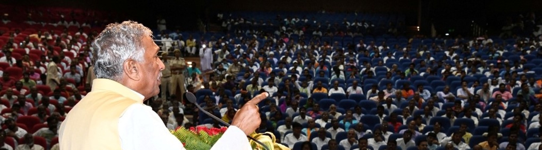 महामहिम बिहार के राज्यपाल एक बैठक में लोगों को संबोधित करते हुए।