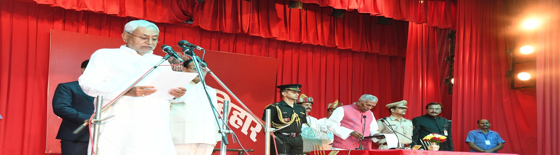 महामहिम ने दिनांक 10.08.2022 को राजभवन, पटना में बिहार के मुख्यमंत्री के रूप में श्री नीतीश कुमार की शपथ दिलाई।