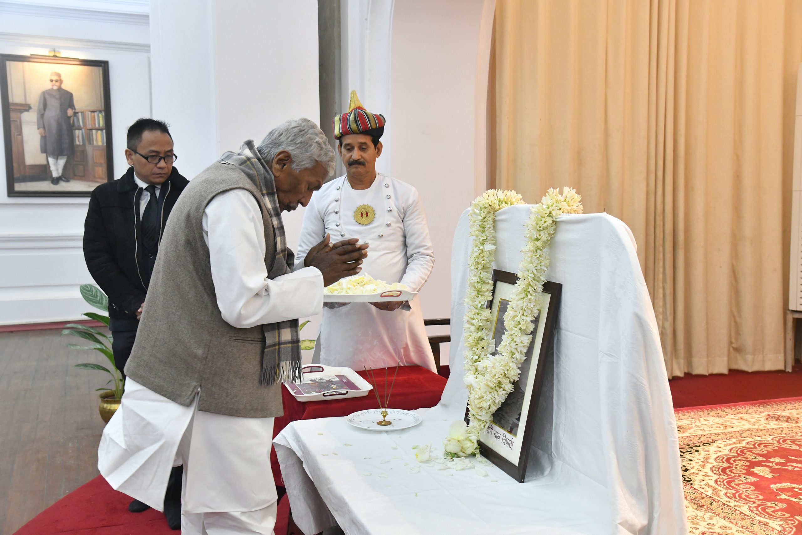 महामहिम ने पूर्व राज्यपाल श्री केशरी नाथ त्रिपाठी को श्रद्धांजलि अर्पित की।