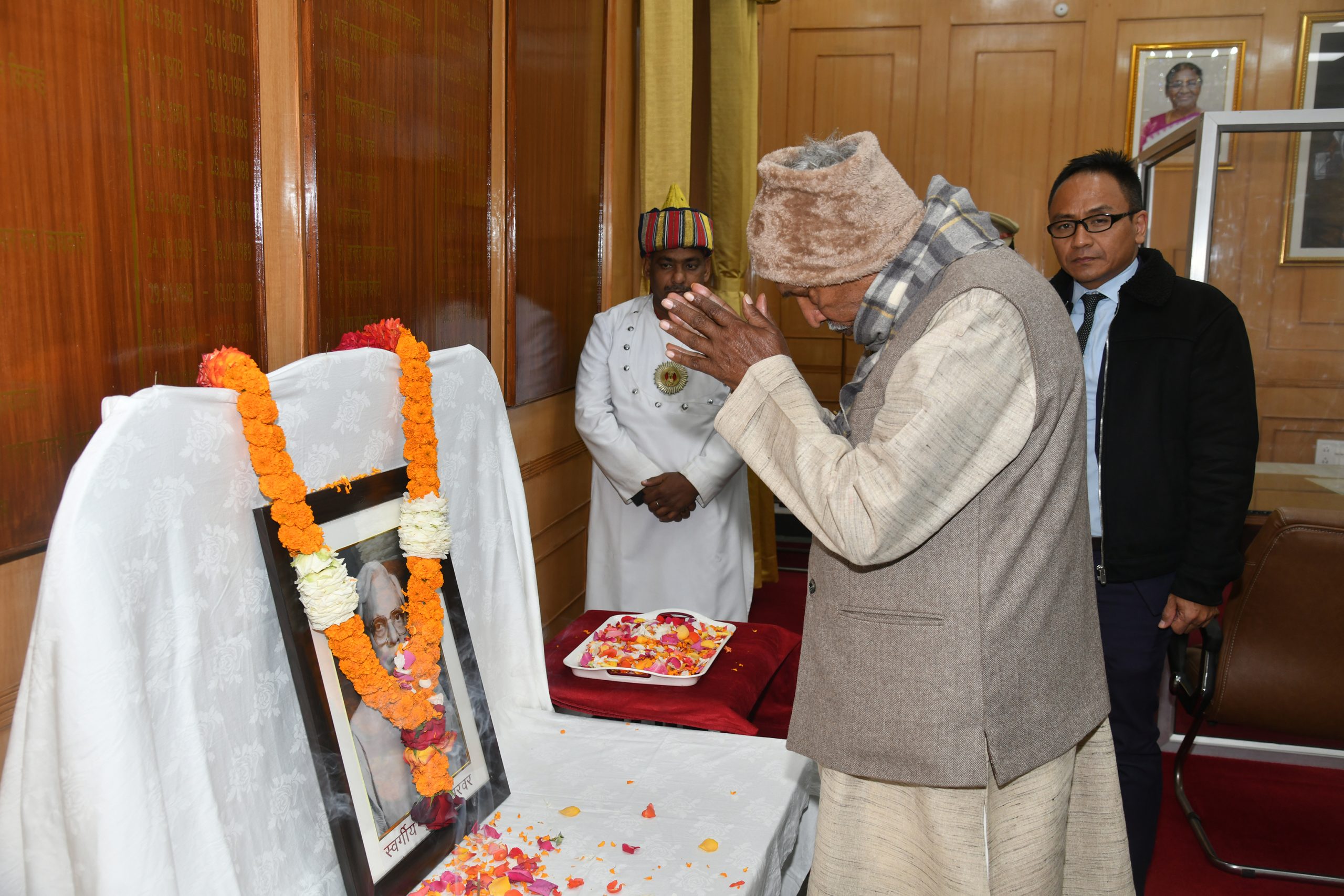 महामहिम ने स्वर्गीय गुलाम सरवर को श्रद्धांजलि अर्पित की।