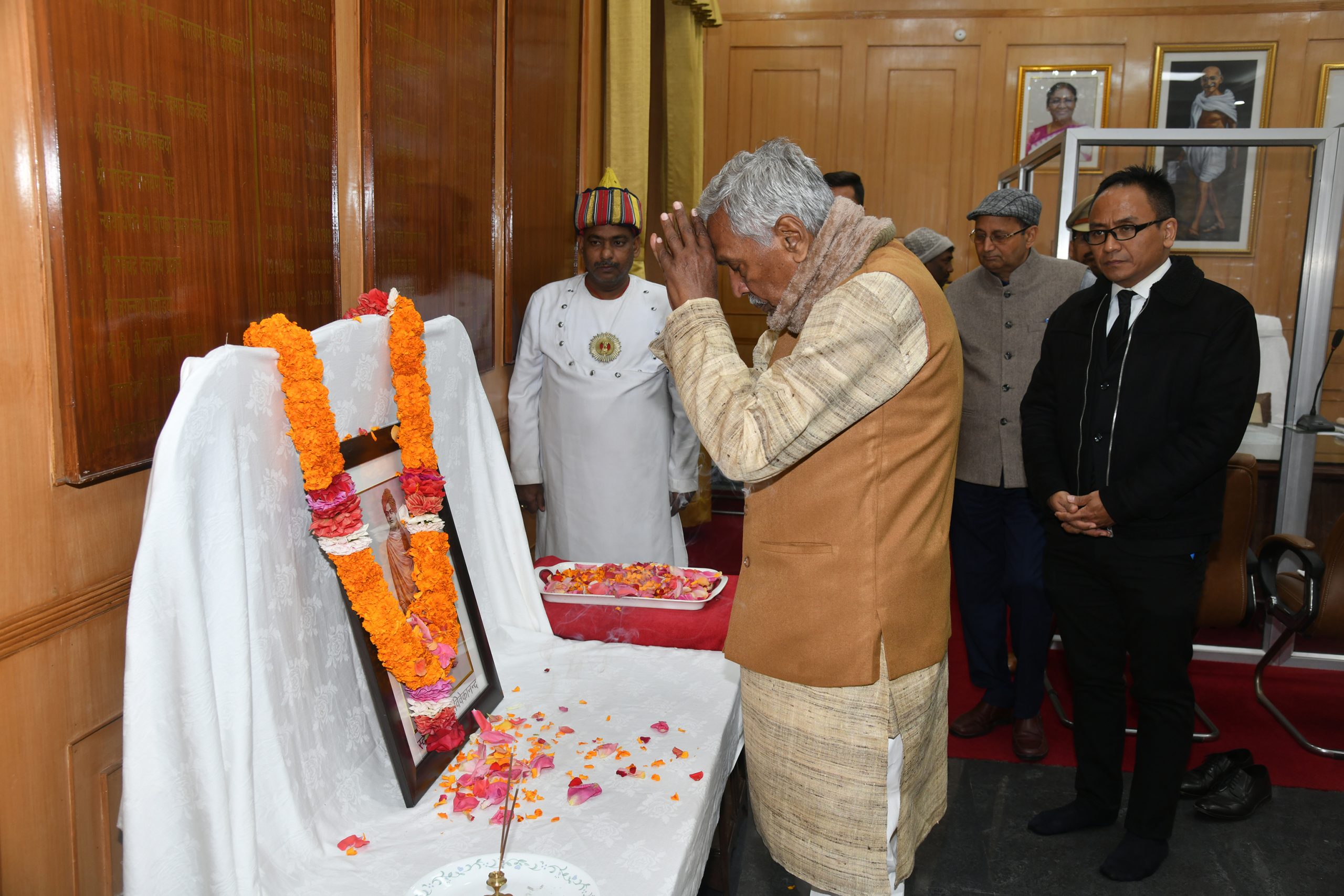 महामहिम ने स्वामी विवेकानंद जी को नमन किया ।