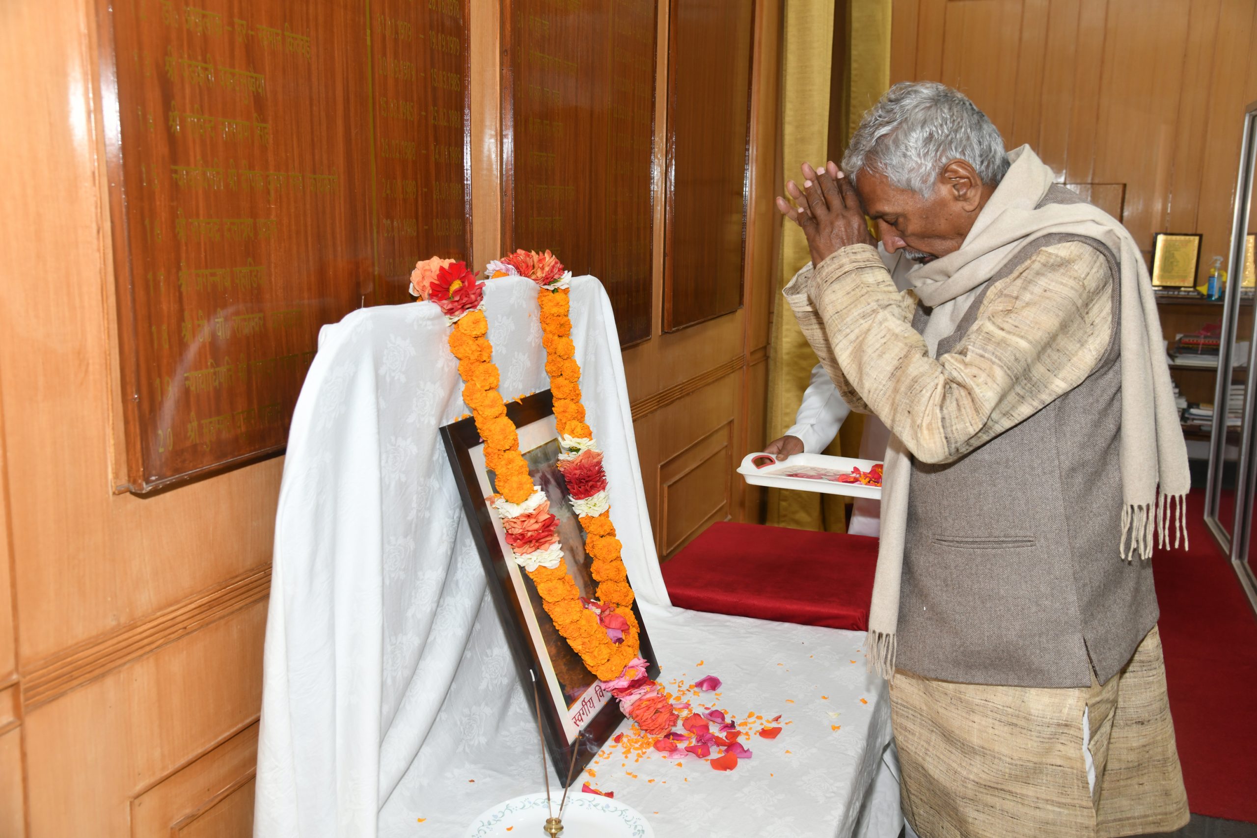 महामहिम ने स्वर्गीय श्री बिंदेश्वरी दुबे को श्रद्धांजलि अर्पित की।