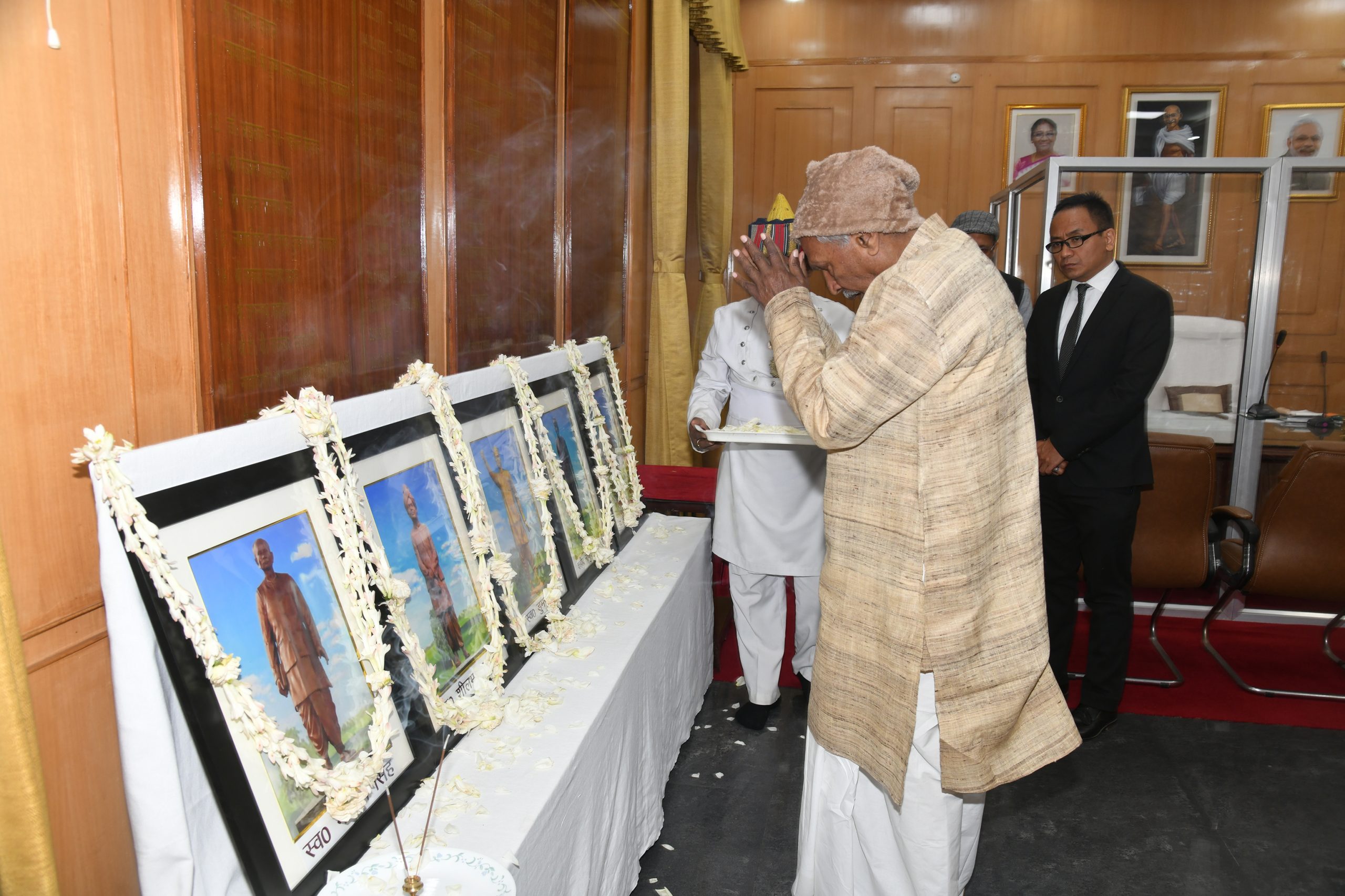 महामहिम ने स्वतंत्रता सेनानियों को श्रद्धांजलि अर्पित की।