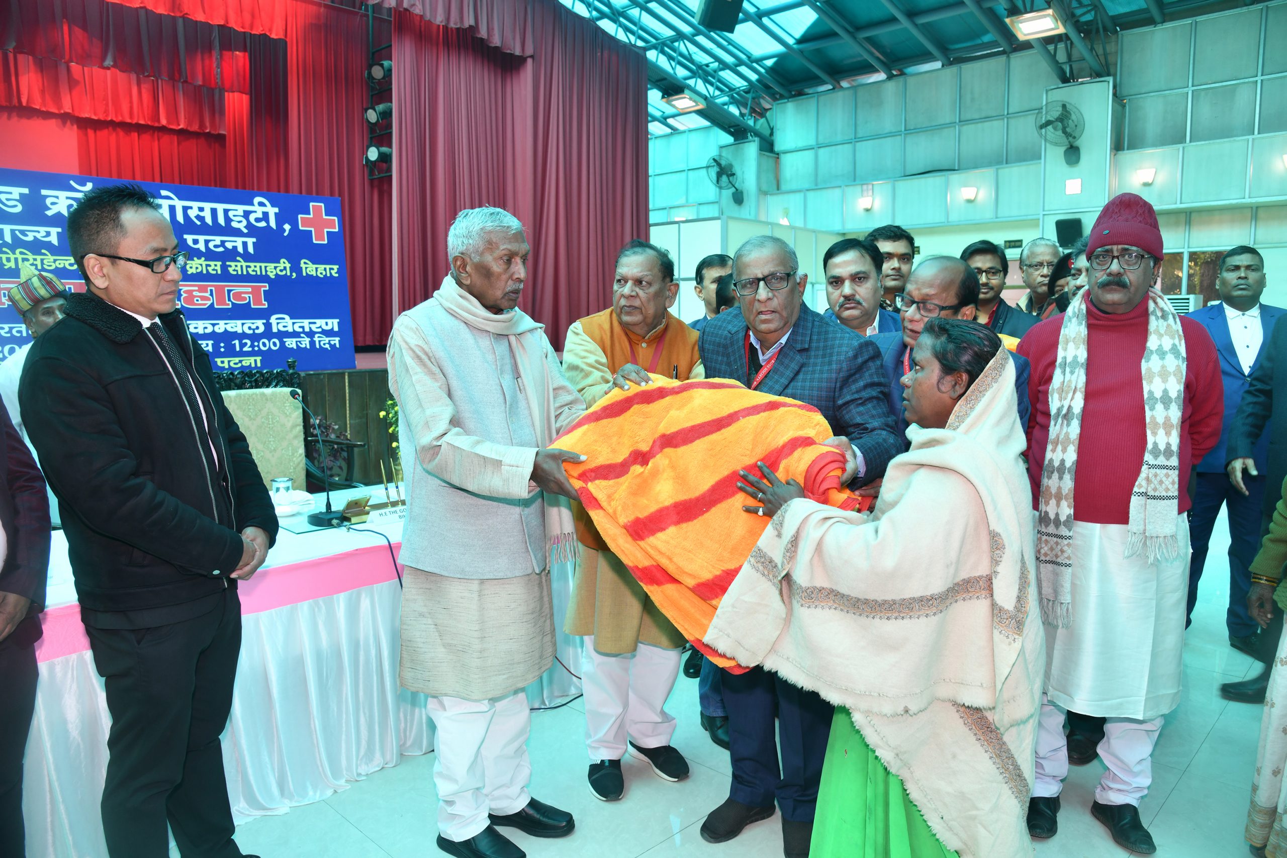 महामहिम ने जरूरतमंदों को कंबल वितरण किया