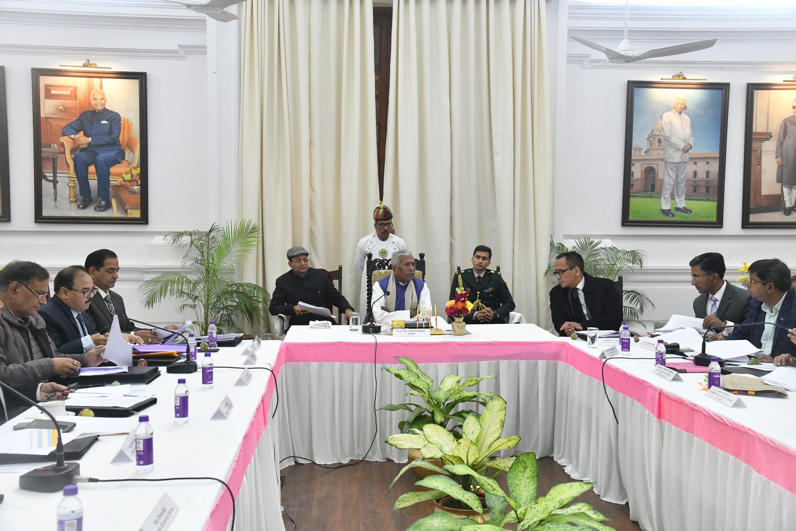 कुलपतियों के साथ समीक्षा बैठक की अध्यक्षता करते हुए महामहिम।