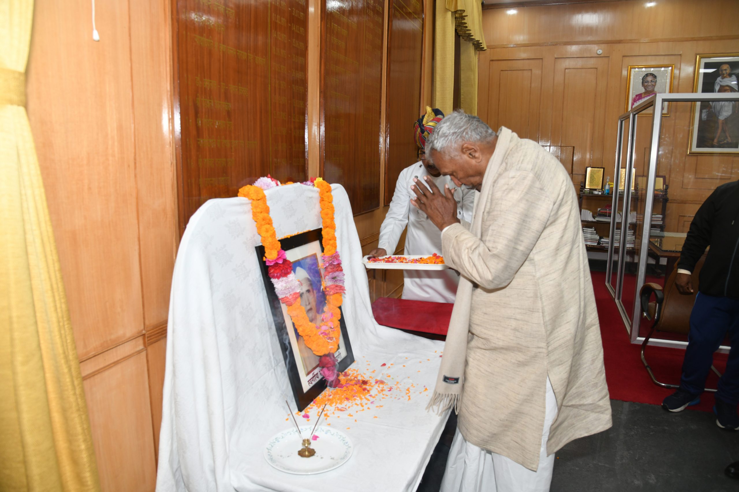 महामहिम ने श्री लाल सिंह त्यागी को श्रद्धांजलि अर्पित की।