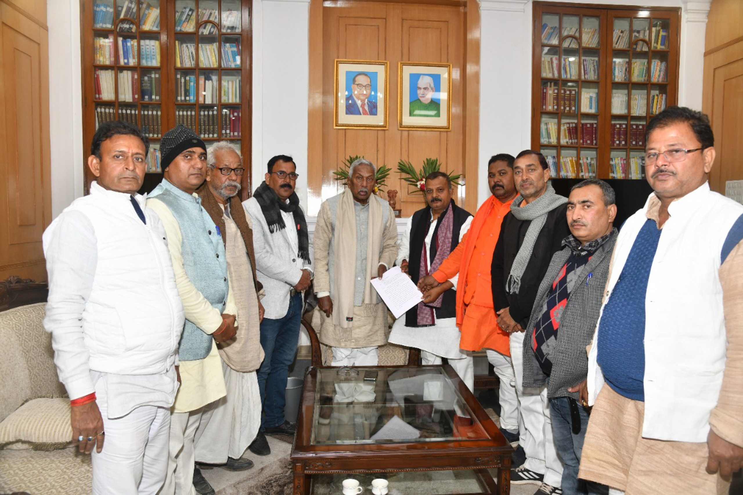 श्री राजेन्द्र सिंह के नेतृत्व में एक प्रतिनिधिमंडल ने महामहिम को ज्ञापन सौंपा।