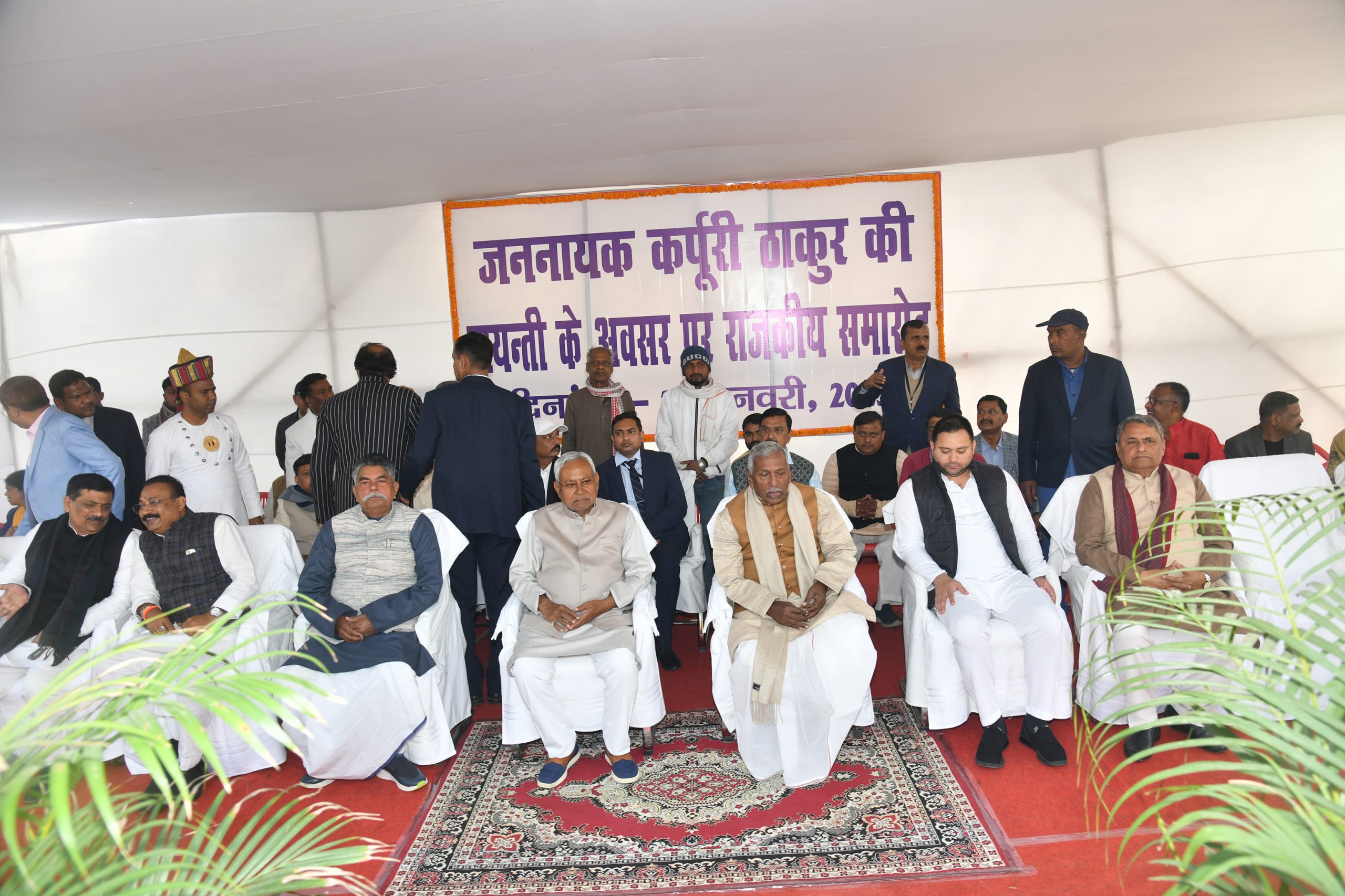 कार्यक्रम में गणमान्य व्यक्तियों के साथ महामहिम।
